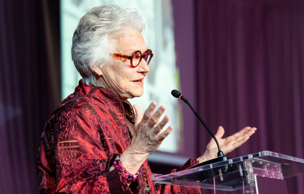 Cora Tsouflidou reçoit le prestigieux Legacy Award of Excellence de Restaurants Canada