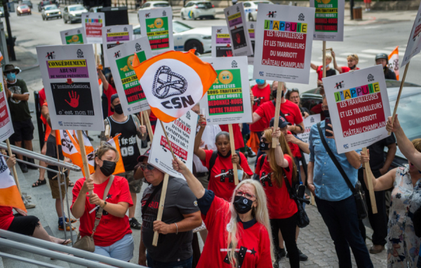 Des employ&eacute;s du Ch&acirc;teau Champlain manifestent contre le cong&eacute;diement de leur pr&eacute;sidente