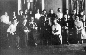 Au Parlement de Québec en 1919, membres du premier comité exécutif élu à l’occasion du premier congrès général des Cercles de Fermières. (Collection Cercles de Fermières du Québec)