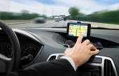 GPS et cellulaire en main au volant sont illégaux