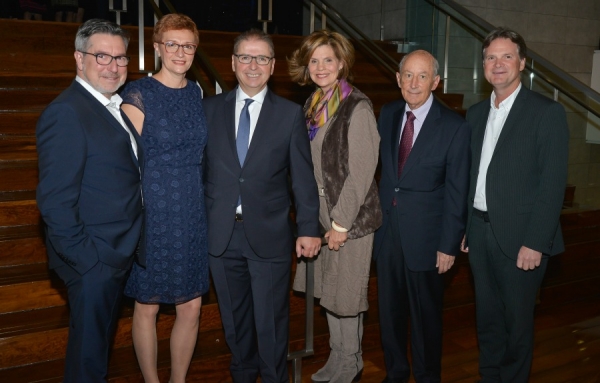 De gauche &agrave; droite : Paolo Di Pietrantonio, associ&eacute; senior chez Horwarh THL et pr&eacute;sident du conseil d&rsquo;administration de l&rsquo;ITHQ; Paloma Fernandez, directrice g&eacute;n&eacute;rale de la Fondation de l&rsquo;ITHQ; Jean-Yves Germain, copr&eacute;sident du Groupe Germain H&ocirc;tels; l&rsquo;honorable Liza Frulla, C.P., C.M., O.Q., directrice g&eacute;n&eacute;rale de l&rsquo;ITHQ; Jean Saine, pr&eacute;sident de Saine Marketing et pr&eacute;sident du comit&eacute; organisateur de la soir&eacute;e; Guy Lariv&eacute;e, pr&eacute;sident-directeur g&eacute;n&eacute;ral d&rsquo;Hector Lariv&eacute;e et pr&eacute;sident du conseil d&rsquo;administration de la Fondation de l&rsquo;ITHQ