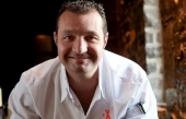 Le Chef Éric Gonzalez aux commandes des cuisines du StoneHaven Le Manoir à Sainte-Agathe-des-Monts