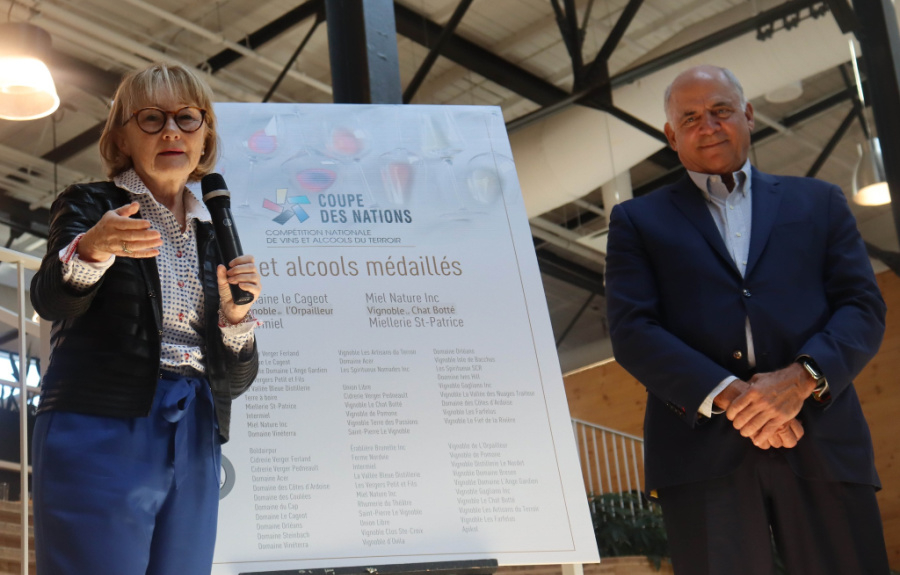 Madame Lyne Pelletier, présidente de la Coupe de Nations, et monsieur Pierre Fitzgibbon,  ministre de l’Économie, de l’ Innovation et de l’Énergie, lors du dévoilement des produits médaillés en 2022