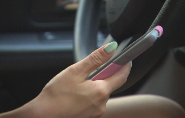 Saviez-vous qu&#039;il était illégal de brancher votre cellulaire pour le recharger en conduisant?