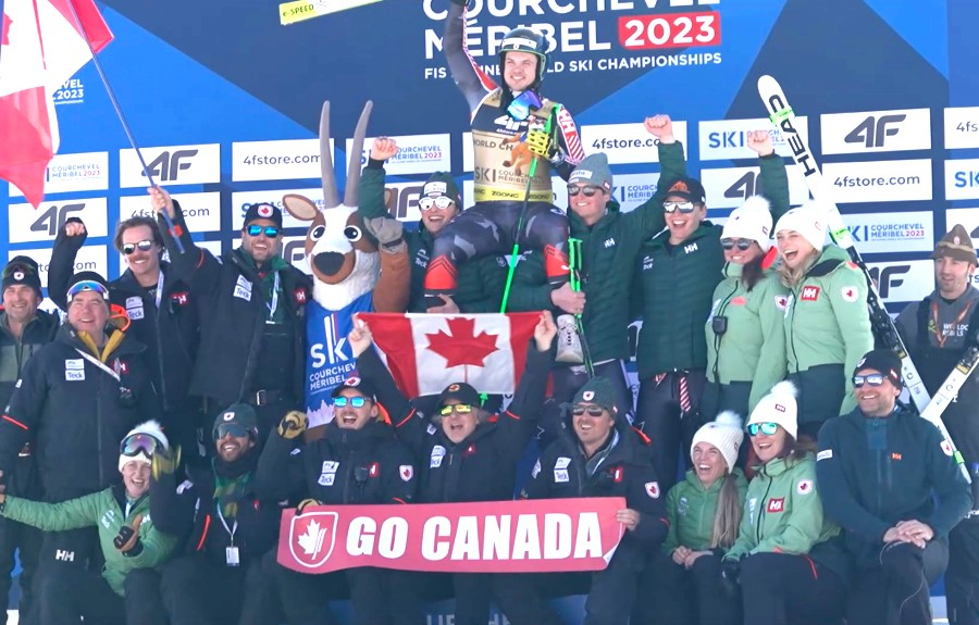 La photo du jour, James Crawford au sommet de l’équipe du Canada au complet sur le podium