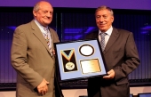 Daniel Robin, à gauche, à l&#039;occasion des Jeux olympiques de Londres 2012, a reçu de Raphael Martinetti, président de la FILA, le trophée &quot;Hall of Fame&quot;.