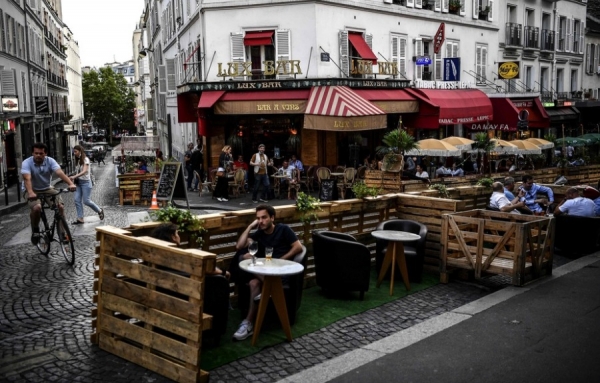 Les extensions éphémères faites de palette de bois pullulent à Paris