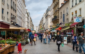 La rue Cler est une rue animée et joyeuse garnie de petits restos, de cafés, de terrasses, de marchés, de boulangeries et autres bonheurs. 