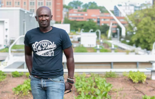 L&#039;agriculteur urbain Stephan Senghor et son terrain de jeu de 7000 pieds carrés