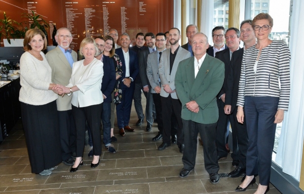 Les nouveaux membres du Club des bâtisseurs entourés, à gauche, de l’honorable Liza Frulla C.P., C.M., O.Q., directrice générale de l’Institut de tourisme et d’hôtellerie du Québec et à droite, de Paloma Fernandez, directrice générale de la Fondation de l’ITHQ.