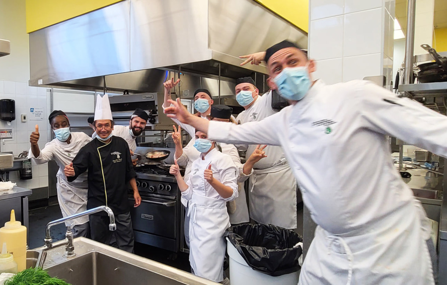 Le vieux chef-enseignant en cuisine et ses étudiants