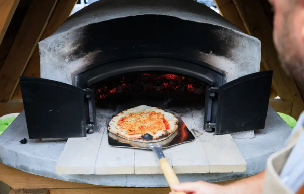 Baie-Saint-Paul: un four &agrave; pain artisanal install&eacute; devant l&rsquo;entr&eacute;e du Centre communautaire Pro-Sant&eacute;